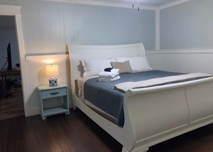 Tucked Away Newly Renovated 4 Bedroom 2 Bath Sleeps 12